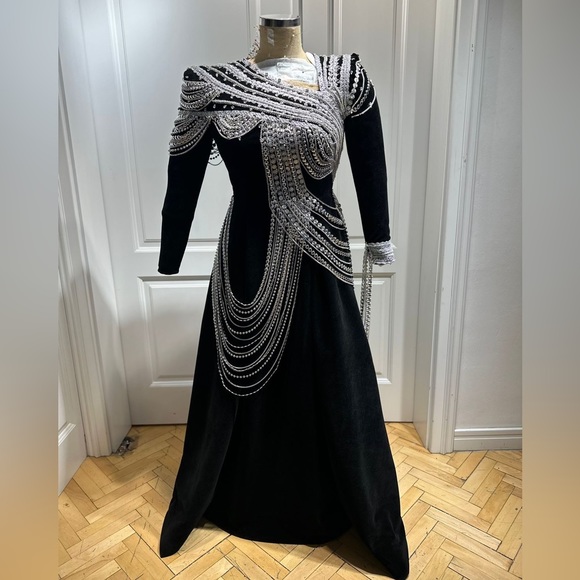 Couture Chain Black Velvet Gown - Picture 6 of 6